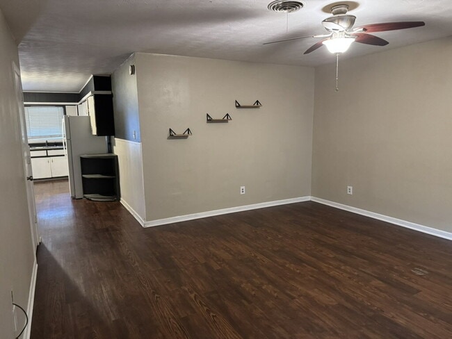 Building Photo - "Charming 2-Bedroom Duplex Retreat in Lubbock – Spacious 997 Sq Ft Gem!" Unit B