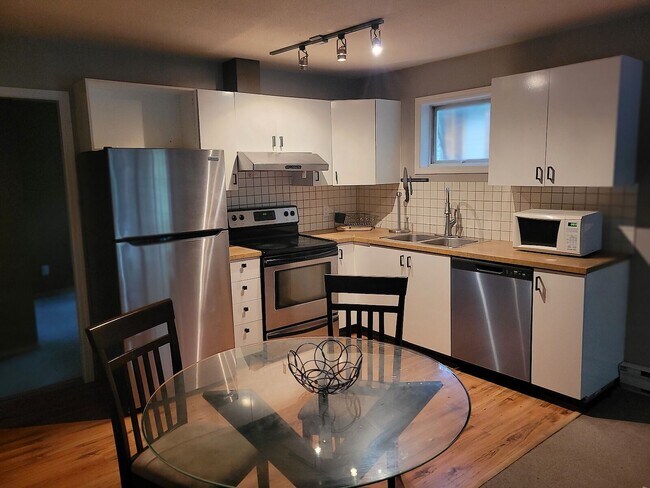 6272 Bishop Way Unit Fully Furnished 2 Bedroom Garden Suite