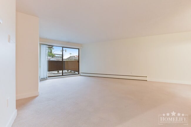 Photo - Coastal Living in a 55+ Community Spacious 1 Bedroom Across from Semiahmoo Shopping Centre Unité 118