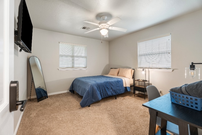 Photo - 4719 S Lakewood Ave