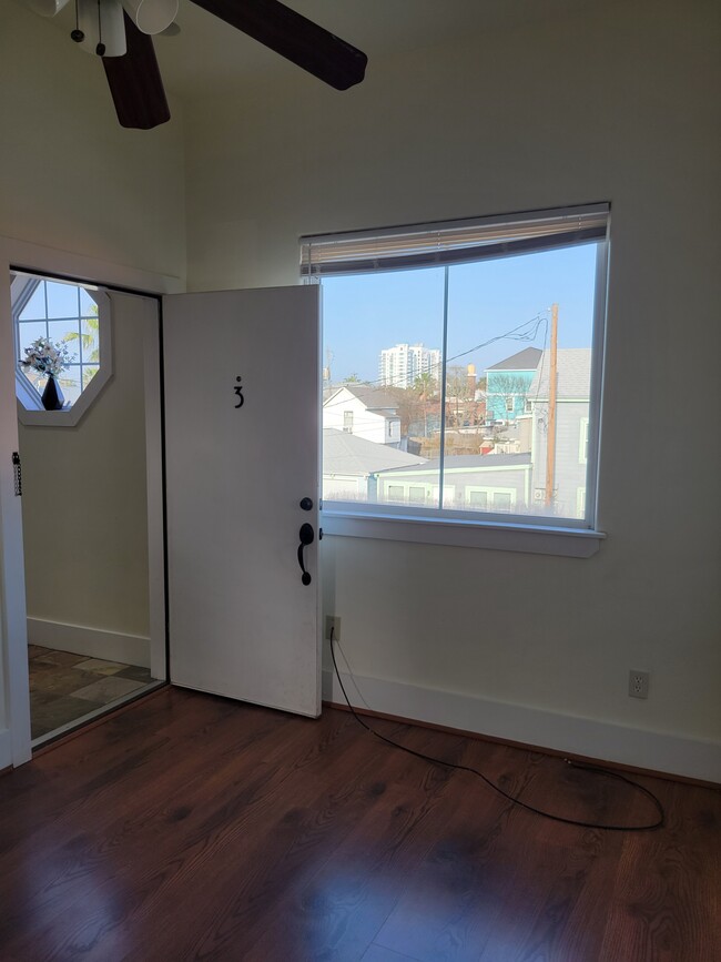 Front Door and Window - 1017 11th St Apartamentos Unidad 3