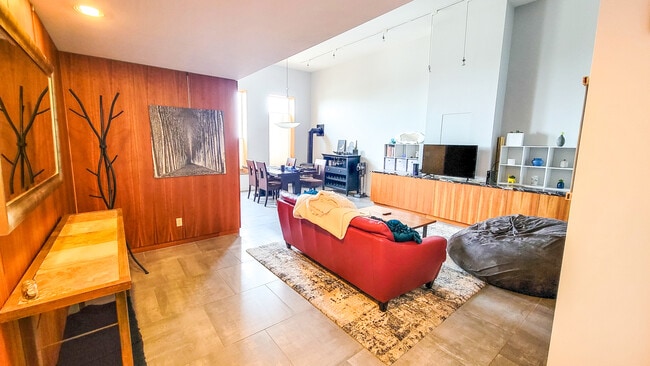 210 W Superior St Unit Crescent Apartment