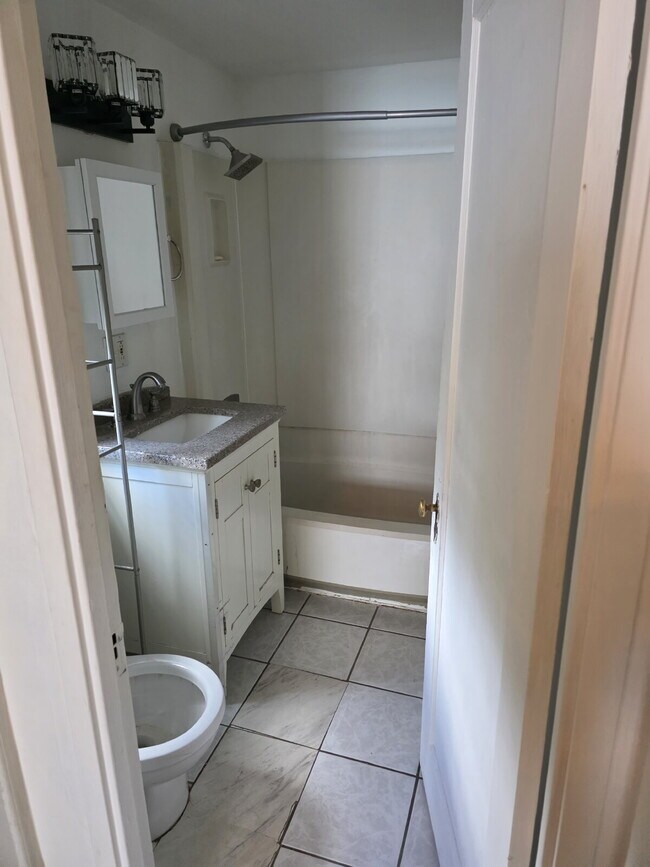 Photo - 549 Thompson Ave
