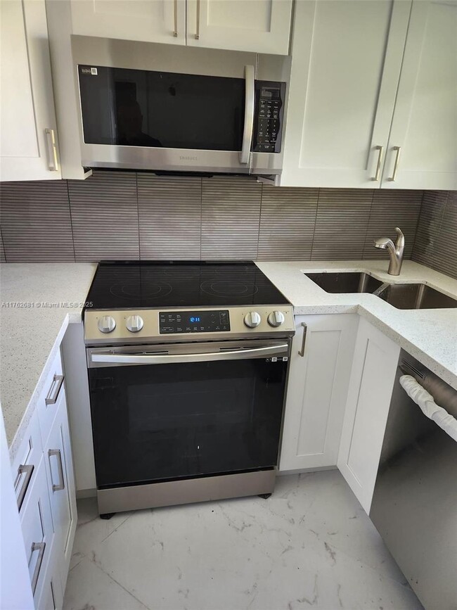 Photo - 1333 E Hallandale Beach Blvd Apartment Unit 423