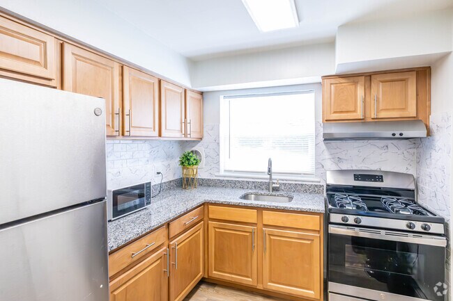 1BR, 1BA - 635SF - Kitchen