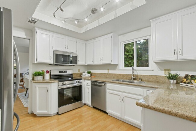 Photo - 325 E 8th St