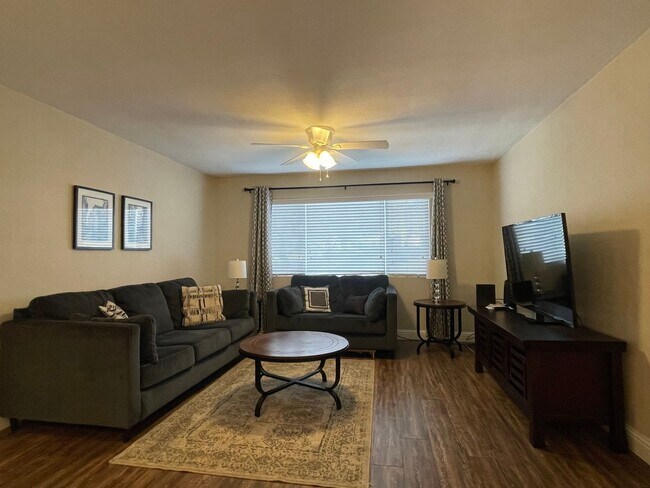 Photo - 590-596 Iris Drive Unidad 596