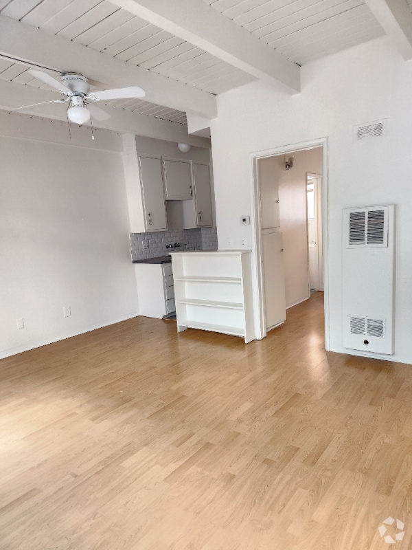 Building Photo - 1909 Beachwood Dr Rental