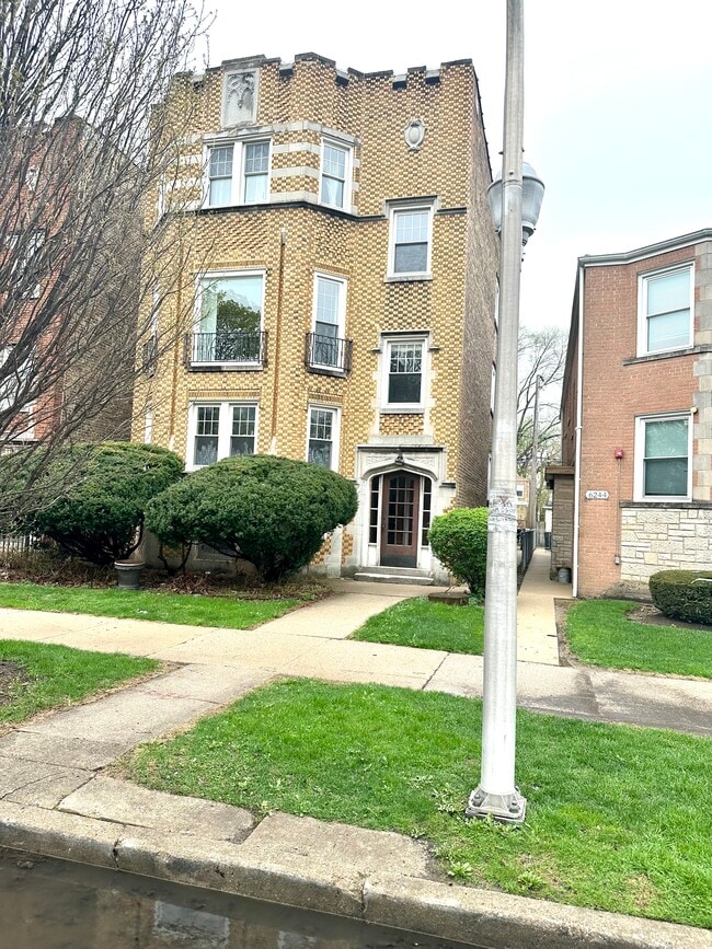 Building Photo - 6240 N Sacramento Ave Unit 2
