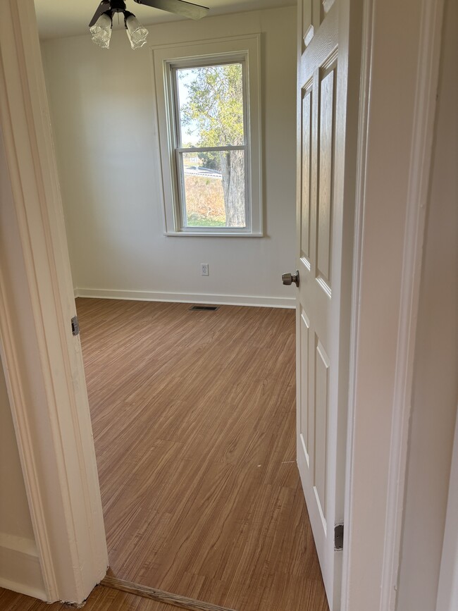 Habitación en la planta baja, sin armario. - 9710 Chester Rd