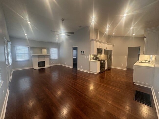 Building Photo - Newly Remodeled 2BR/2BA House in Hillcrest... Unit 1611 Robinson
