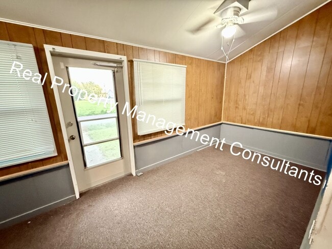 Photo - 3 Bedroom with Spacious Backyard
