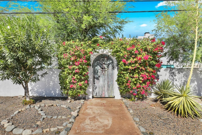 Building Photo - 53980 Avenida Mendoza