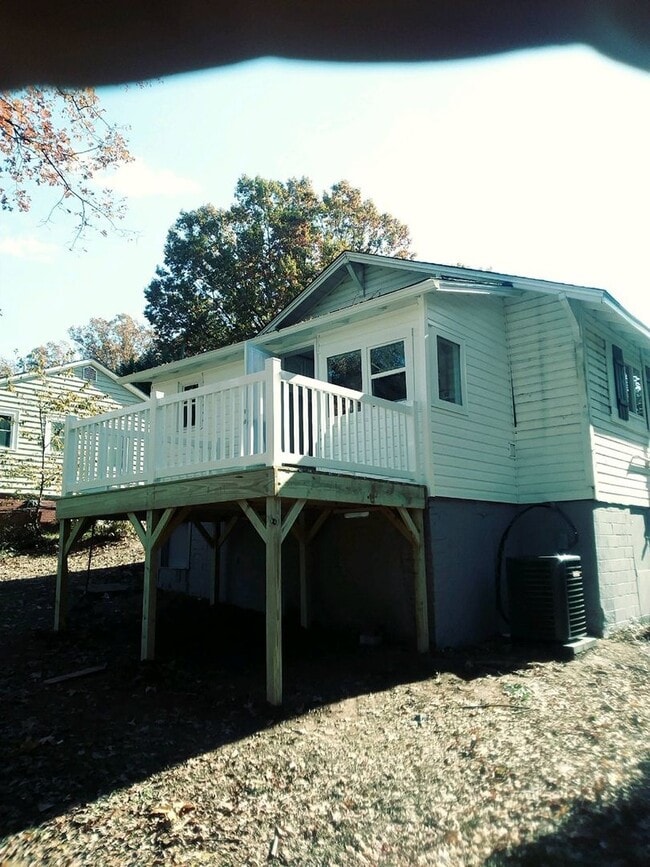 Photo - Adorable 2 Bed/1 Bath Single Story Home - Statesville - Covered Front Porch - Back Deck - Washer/...