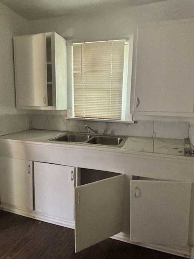 Photo - 320 Heloise St