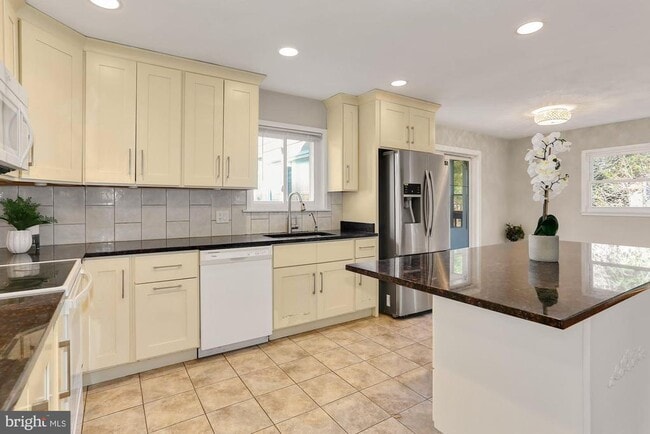 Photo - 2032 Greenwich St