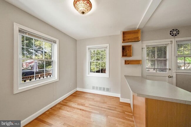 Building Photo - 14 E Myrtle St Rental