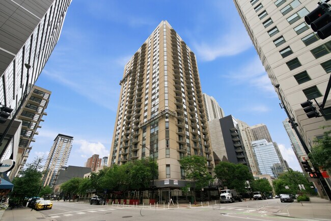 Building Photo - 70 W Huron St Unit 502