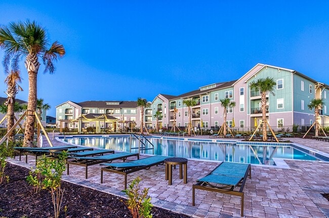 Piscina - East Bay Flats Apartments