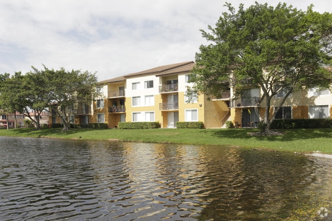 Building Photo - Lakes at Pembroke