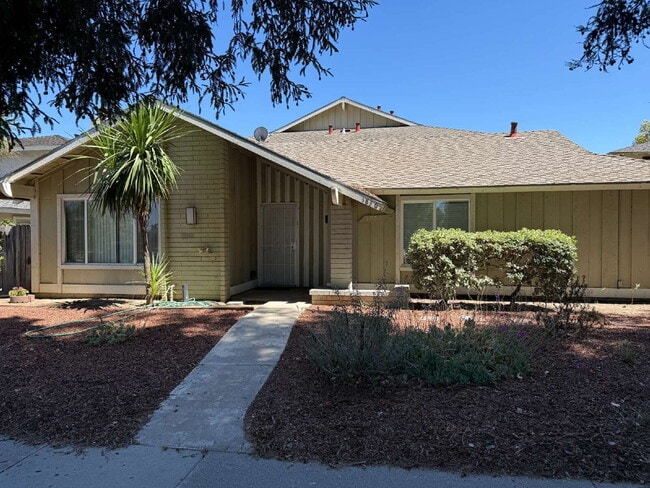 Building Photo - Large 3 bedroom apartment Unit 1