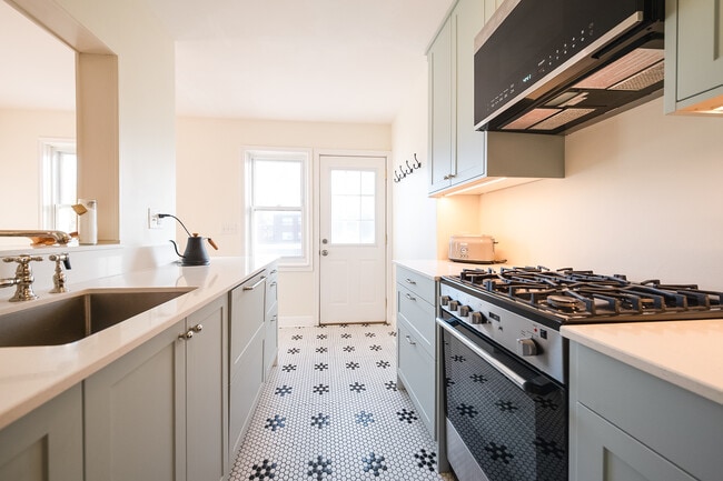 Photo - 2040 Montreal Ave