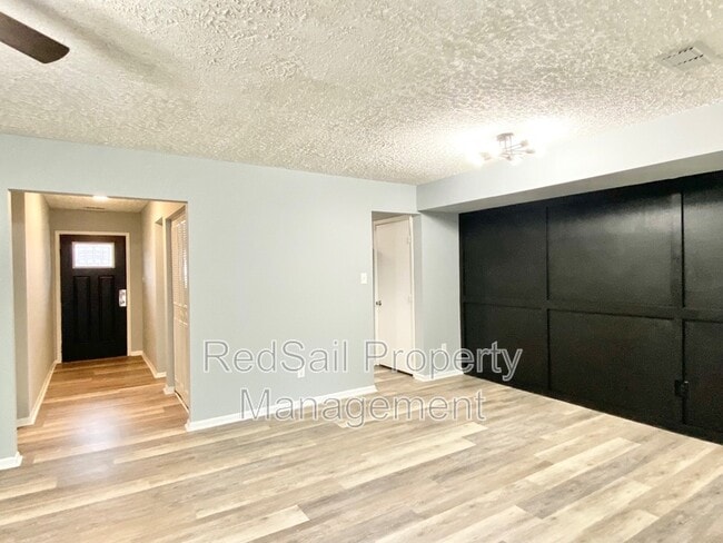 1449 Longdale Dr