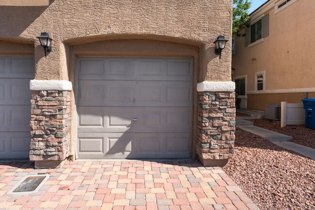 Photo - Gated Community Townhome 2 bedroom, 2 bathroom, 1 car garage Unidad 1