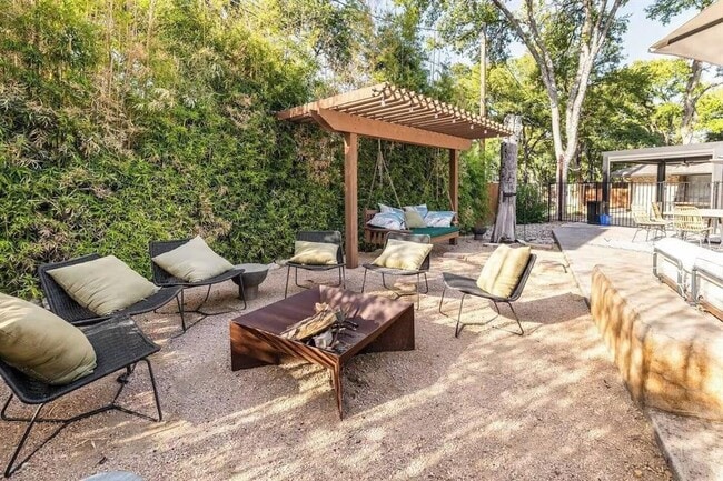 6102 Cherrylawn Cir