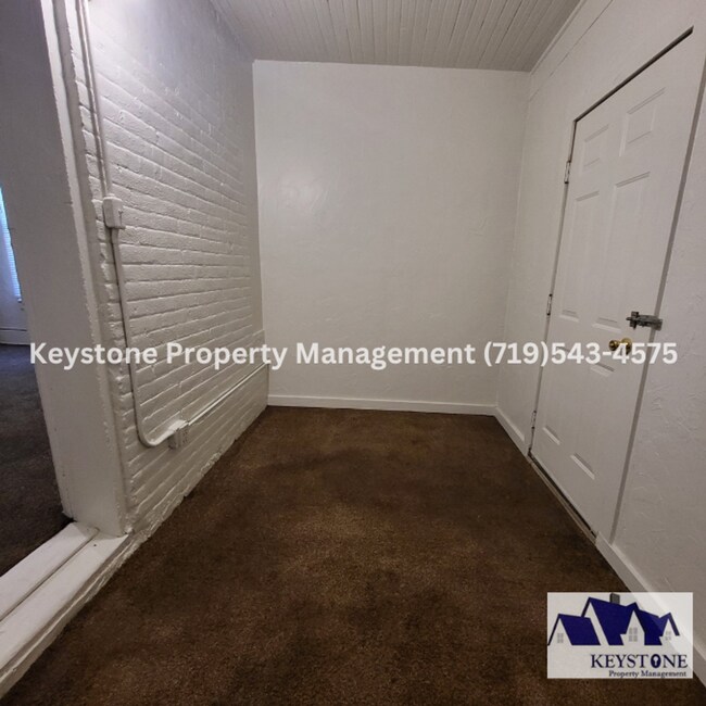 Photo - Take $350 Off of 1st Months Rent! Charming Efficiency Apartment with Bonus Space – All Utilities ... Unidad 3