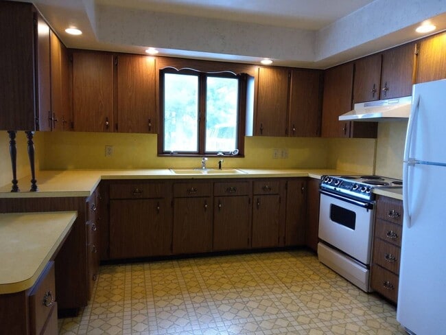 Building Photo - 2 Bedroom 1 Bath Home in Middlebury!