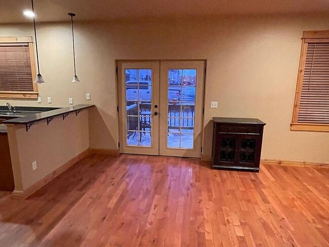 Photo - 905 Saxon Way