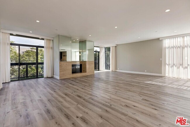 Photo - 323 N Palm Dr Unit 3