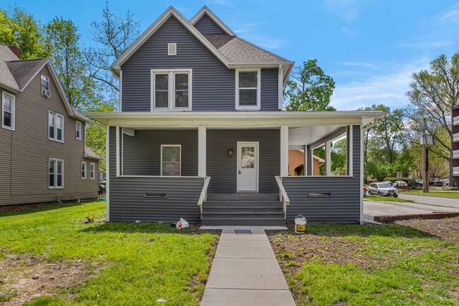 Building Photo - 713 W Illinois St Unit 3