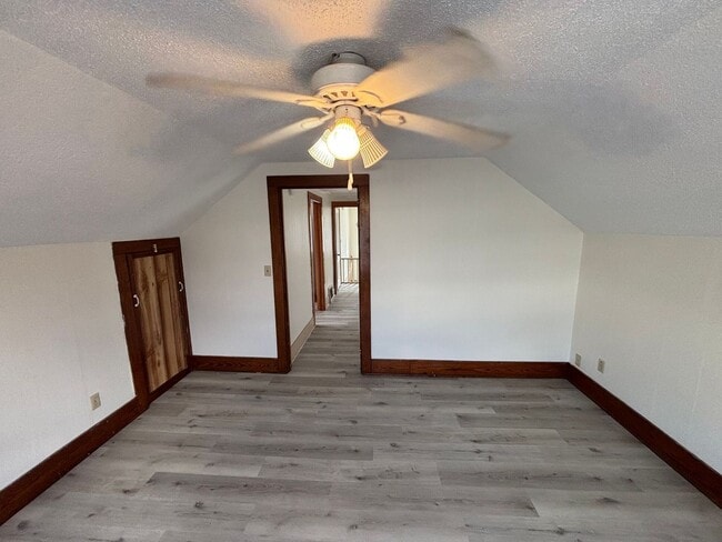 Building Photo - 651 W Davenport St Unit Upper