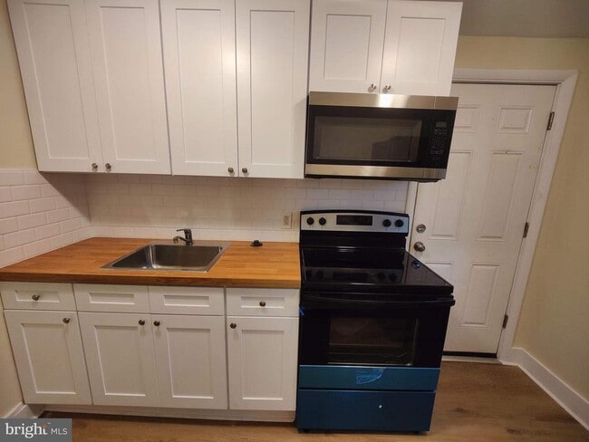 Building Photo - 140 W Airy St Rental