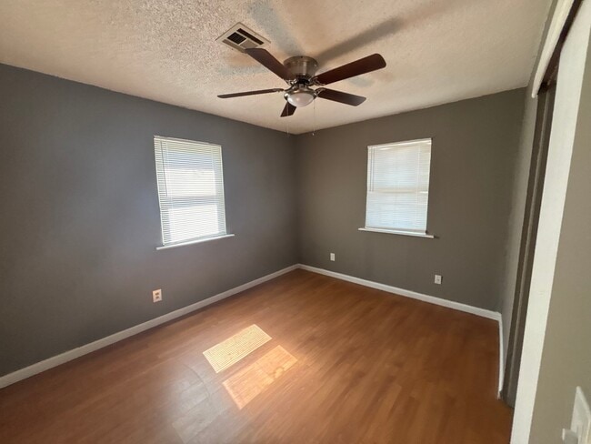 Photo - 107 Oak St