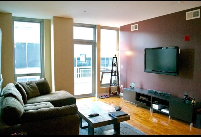 Building Photo - 565 W Quincy St Unit 1201