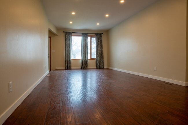 Photo - 868 Kernaghan Ave