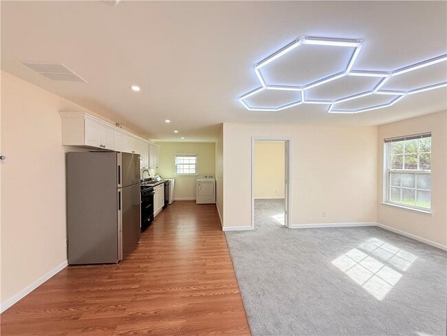 Photo - 893 Hawthorn Ln