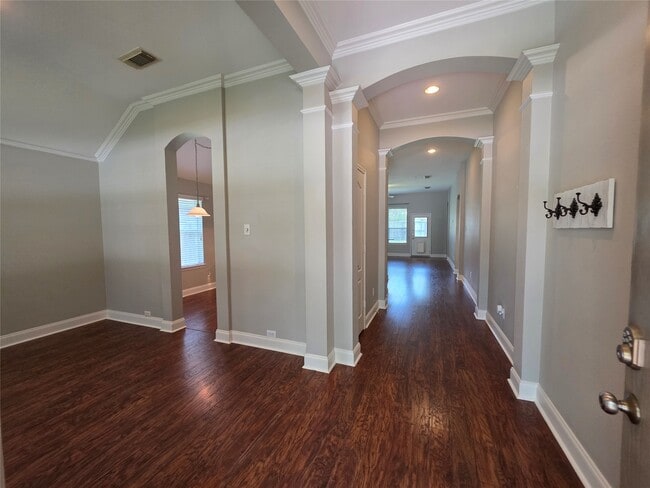 Photo - 395 Livingstone Ln
