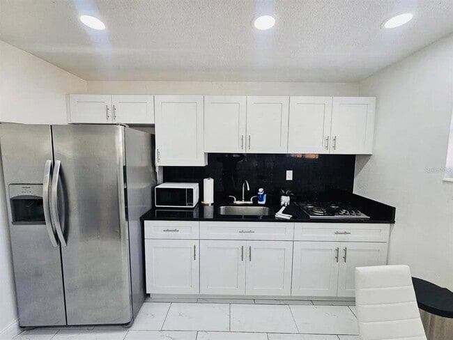 Photo - 6491 MacKenzie St