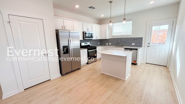 3 Bed/2 Bath Home with Garage / Pet-Friendly / Available Now!