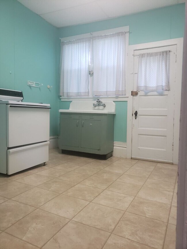 528 S Warren Ave Unit 528 S. Warren Ave, Apt #1