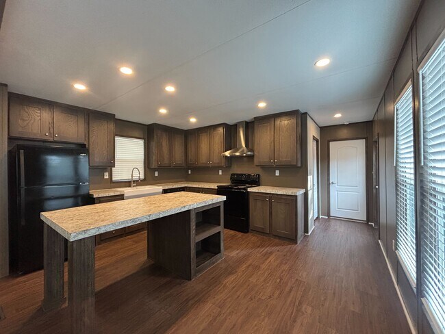 Photo - 106 E Semands St