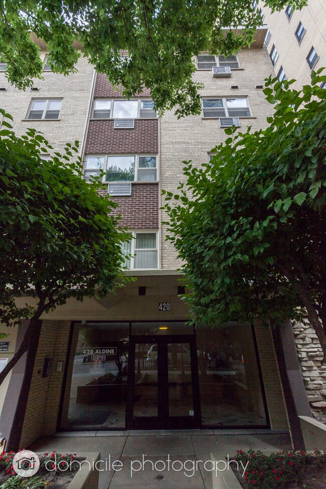 Building Photo - 420 W Aldine Ave Unit 204 Rental