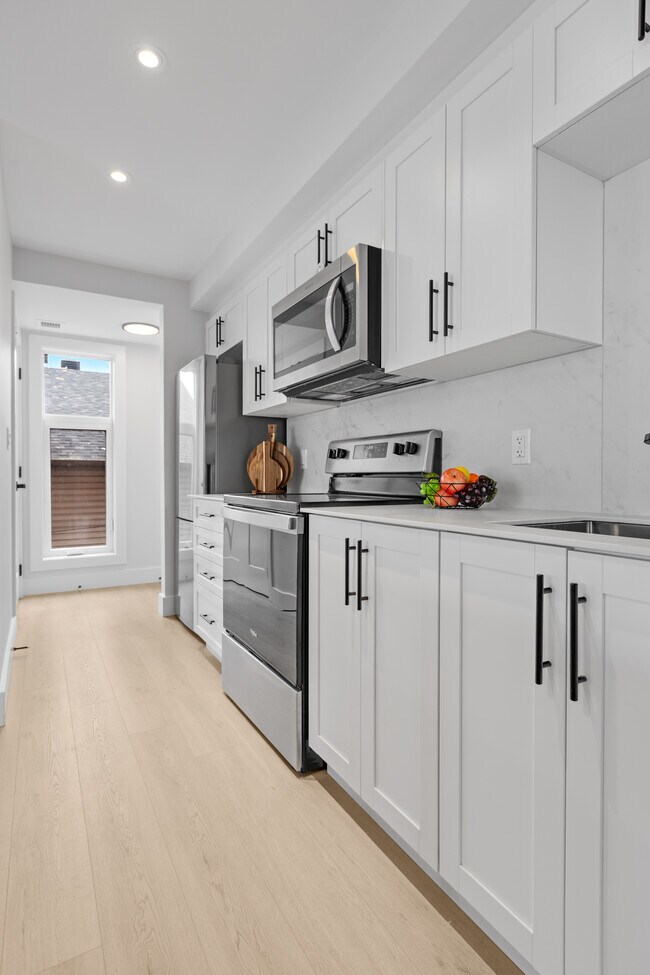 Photo - 2405-2409 Carlsen Av