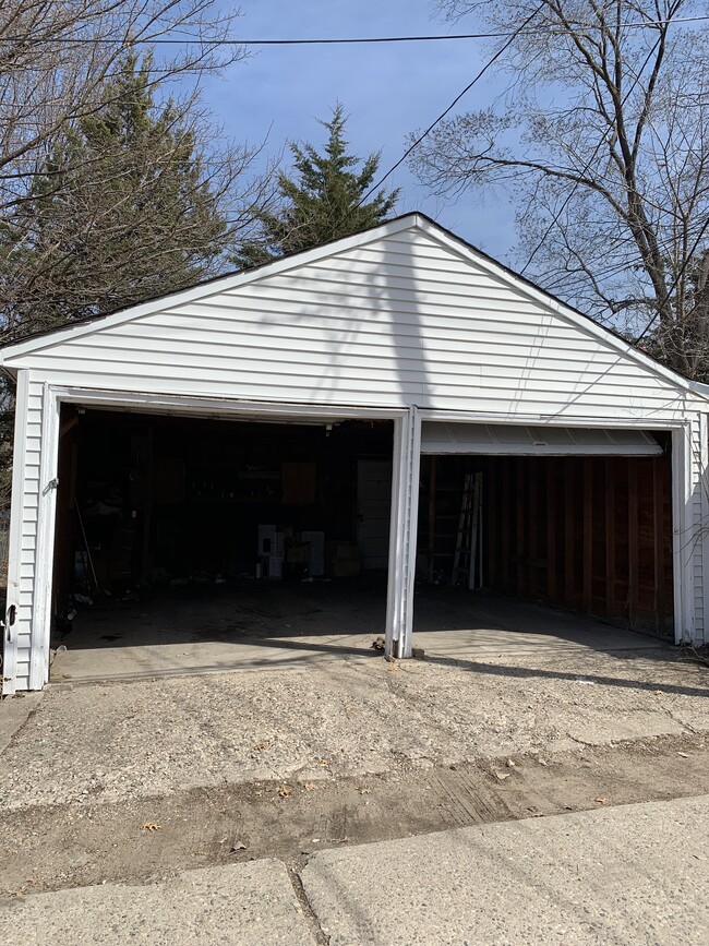 Garage - 622 Erie St SE