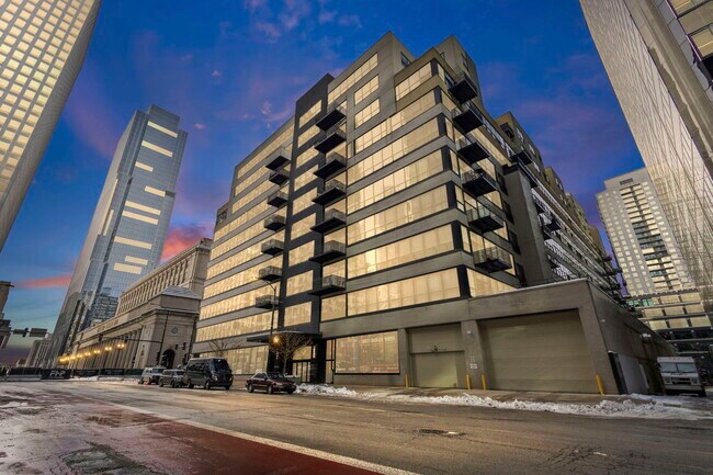 Building Photo - 130 S Canal St Unit 814