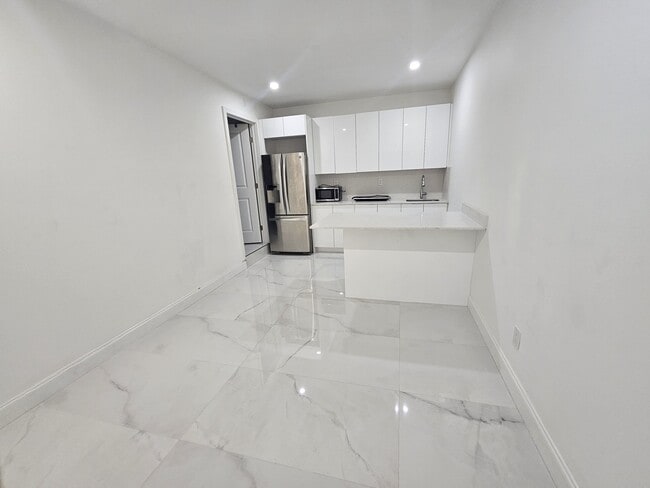 Building Photo - 15566 SW 62nd Ter Unit Efficiency Rental
